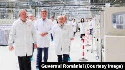 Vizita premierului Nicolae-Ionel Ciucă (stânga) la Fabrica Bosch, în județul Cluj, pe 20 mai 2022.