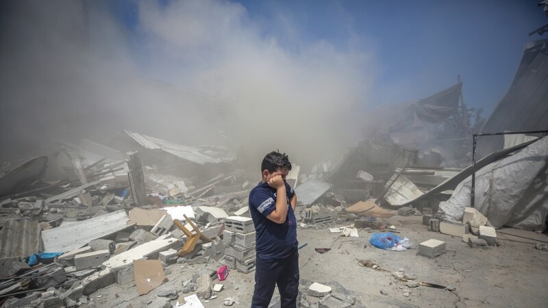 Израел го засилува бомбардирањето во Газа, убиени најмалку 13 Палестинци