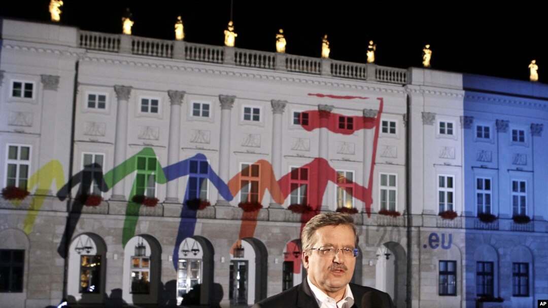 Polish President Bronislaw Komorowski flipped the switch to illuminate the presidential palace in Polish and EU colors to mark his country's EU Presidency, which began on July 1.