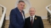 Presidenti rus, Vladimir Putin, përshëndet udhëheqësin serbëve të Bosnjës, Millorad Dodik, para një parade ushtarake në Ditën e Fitores, në Moskë, Rusi, 9 maj 2025.