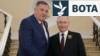 Presidenti rus, Vladimir Putin, përshëndet Millorad Dodikun para paradës që shënon përvjetorin e fitores në Luftën e Dytë Botërore në Moskë.
