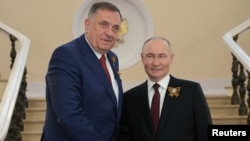 Presidenti rus, Vladimir Putin, përshëndet udhëheqësin serbëve të Bosnjës, Millorad Dodik, para një parade ushtarake në Ditën e Fitores, në Moskë, Rusi, 9 maj 2025.