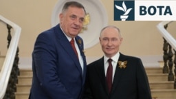 Presidenti rus, Vladimir Putin, përshëndet Millorad Dodikun para paradës që shënon përvjetorin e fitores në Luftën e Dytë Botërore në Moskë.
