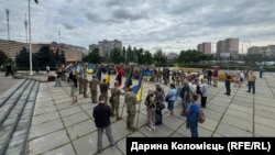 Кілька сотень людей вимагали звільнення голови Деснянської РДА через конфлікт із ветеранами та Алею Героїв, 8 липня 2026 року