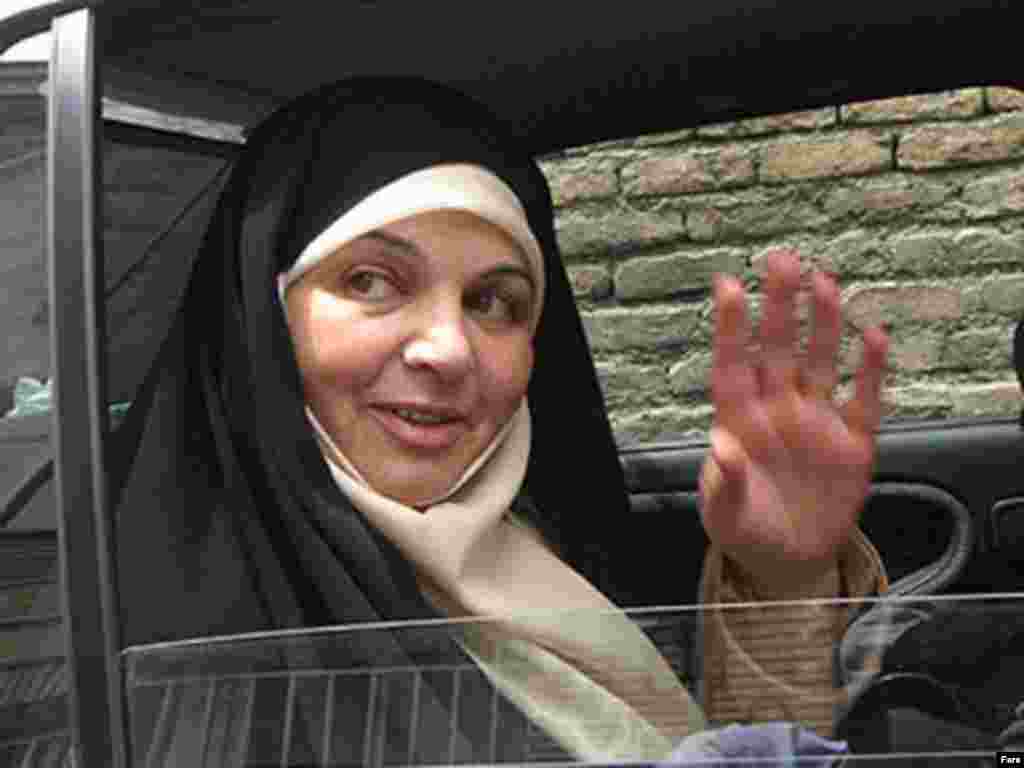 Iran - Žena kandidat za predsjednika - Bivša članica iranskog parlamenta Rafat Bayat, odlučila je da se kandidira na predsjedničkim izborima u Iranu. Iako nema nikakvih izgleda na junskim izborima, već je sama njena kandidatura bila uspjeh.