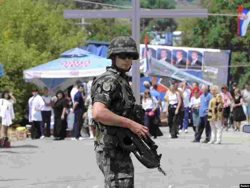 Slovenački vojnici KFOR-a na putu za selo Rudare, 05.08.2011. Foto: Reuters 