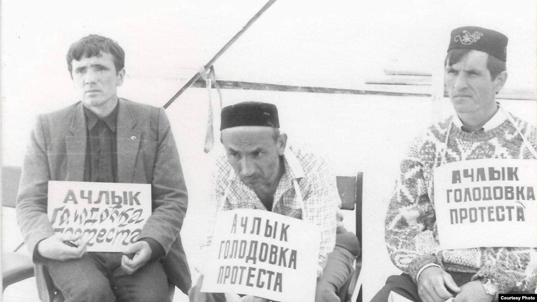 Политическая голодовка в Казани, 14-27 мая 1991 года. Фазыл Валиахметов слева.