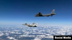 Bombarduesi amerikan B-52 duke fluturuar së bashku me një avion ukrainas MiG-29. Ukrainë, gusht 2020. 