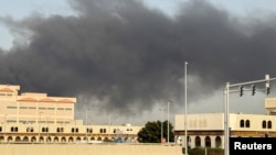 Dim iznad Zayed luke nakon iranskog napada u Abu Dabiju, 1. marta 2026.