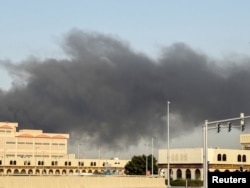 Дим здіймається з порту Заїд після іранської атаки поАбу-Дабі, Об'єднані Арабські Емірати. 1 березня 2026 року. Фото зроблено телефоном.