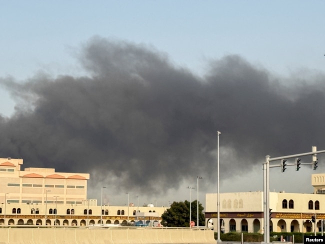 Дим здіймається з порту Заїд після іранської атаки поАбу-Дабі, Об'єднані Арабські Емірати. 1 березня 2026 року. Фото зроблено телефоном.