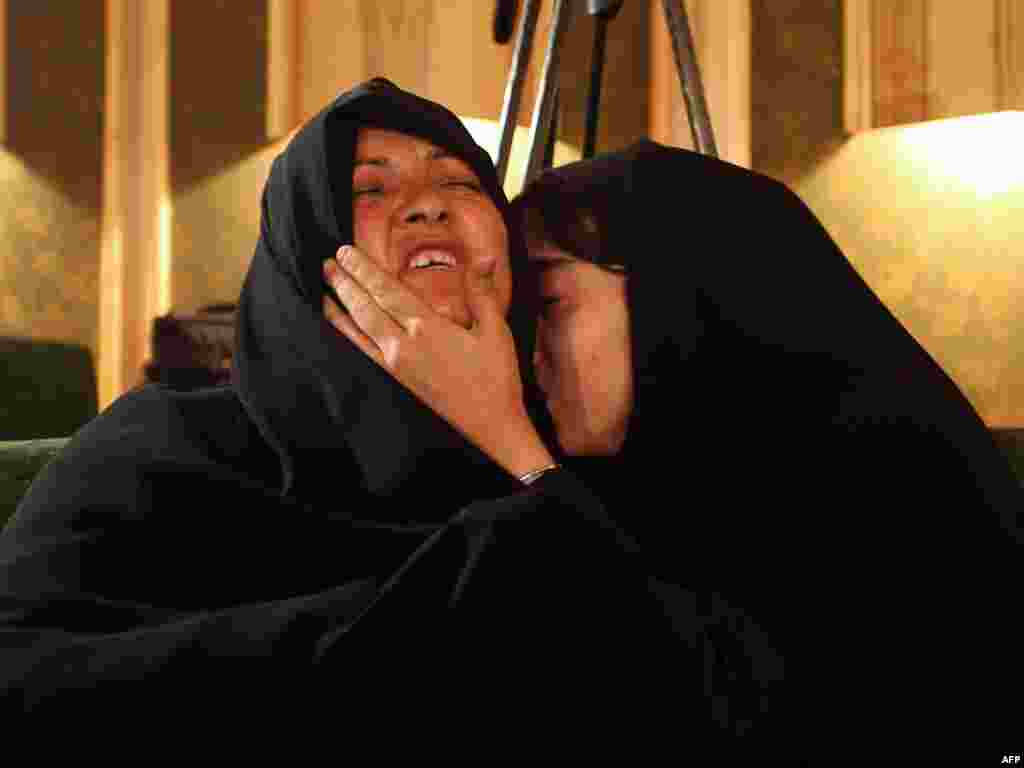 Iran - Terorizam i u Iranu - Rodjaci žrtava teroristićkog napada u Iranu, Jundallah, oplakuju poginule. 