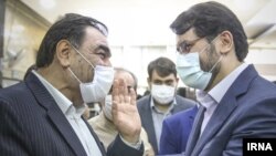 مهرداد بذرپاش (سمت راست) رئيس جدید دیوان محاسبات و عادل آذر، رئيس پیشین این سازمان