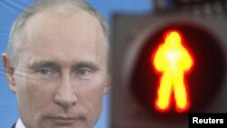 Pano me fotografinë e kryeministrit rus, Vladimir Putin, në Shën Petersburg. 