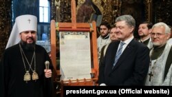 Президент України Петро Порошенко і глава Православної церкви України (ПЦУ) митрополит Епіфаній під час представлення в Софійському соборі томосу про автокефалію. Київ, 7 січня 2019 року