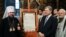 Президент України Петро Порошенко і глава Православної церкви України (ПЦУ) митрополит Епіфаній під час представлення в Софійському соборі томосу про автокефалію. Київ, 7 січня 2019 року
