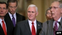 رای مایک پنس، معاون ترامپ (در وسط تصویر در میان دیگر سناتورهای جمهوری‌خواه در ژانویه گذشته) تساوی آرا را تغییر داد و بحث و مذاکرات آغاز خواهد شد