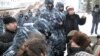 Полиция преградила путь дольщикам, требующим встречи с президентом Казахстана Нурсултаном Назарбаевым. Астана 15 марта 2011 года. 