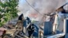 Унаслідок удару горять автомобілі, торговельні павільйони та магазин. Фото ілюстративне