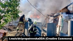 Унаслідок удару горять автомобілі, торговельні павільйони та магазин. Фото ілюстративне