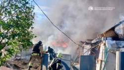 Пожарные работают на месте одного из ударов по Днепропетровской области