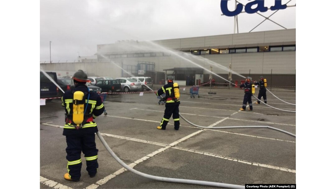 Simulare a pompierilor de la serviciul privat AEK.
