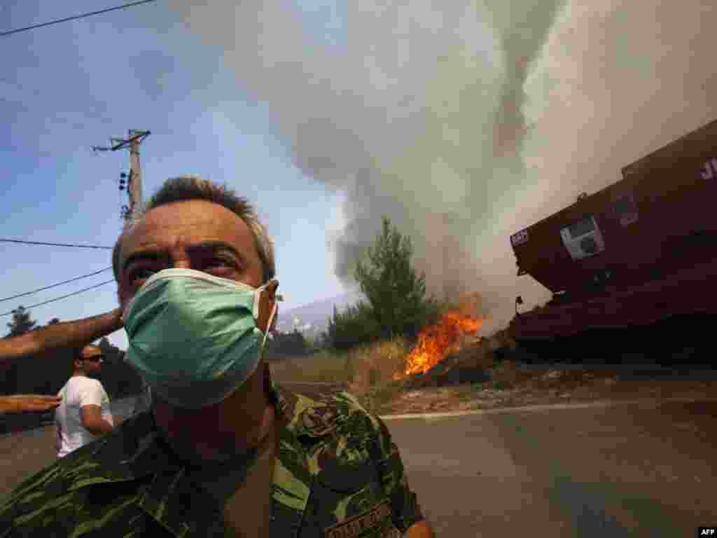 Grčka - Požar - Oko 30 kilometara šume je spaljeno u Atinskom predgradju u katastrofalnom požaru. Pomoć je stizala iz Italije, Francuske i sa Cipra. 