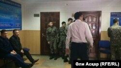 В коридоре суда, где проходит суд над военнослужащими воинской части 6655 Нацгвардии. Актобе, 21 декабря 2016 года.