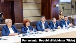 Fracțiunea partidului „Democrația Acasă”, în timpul consultărilor cu Alexandru Munteanu