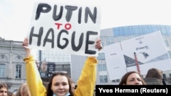 Демонстрация в Брюксел срещу руската агресия в Украйна, 2 март 2022 г. На плаката пише "Путин - в Хага". Хага е седалище на няколко международни съдилища.