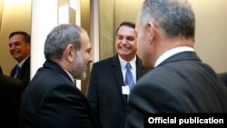 Switzerland - Armenian Prime Minister Nikol Pashinian (L) and Brazil's President Jair Bolsonaro (C) meet in Davos, January 22, 2019.