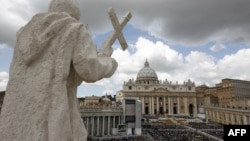 Vatican -- Faithful stand in front St Peter's basilica during the Easter Holy Mass, 08Apr2012