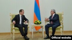 Президент Армении Серж Саргсян (справа) принимает премьер-министра России Дмитрия Медведева, Ереван, 24 октября 2017 г.