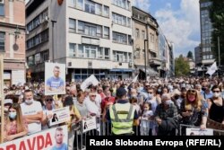 Građani iz više gradova u BIH okupljeni pred Narodnim pozorištem u Sarajevu, 11. septembra 2021.