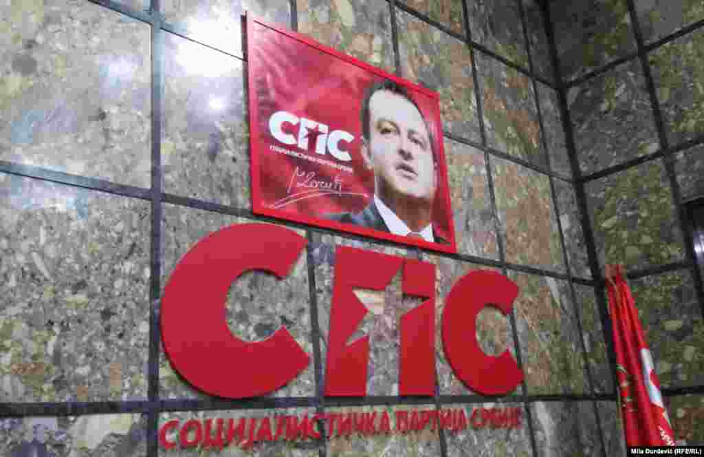 СРБИЈА - Откако српскиот претседател Александар Вучиќ најави кадровски промени во СНС и смена на 50 до 60 отсто од министрите во владата по победа на пролетните избори и неговиот коалициски партнер, шефот на дипломатијата, Ивица Дачиќ, најави перестројка во неговата Социјалистичка партија на Србија.