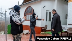 Incident în curtea bisericii din Dereneu, un bărbat filma biserica improvizată a Mitropoliei Basarabiei, după terminarea slujbei de duminică, 15 februarie 2026.