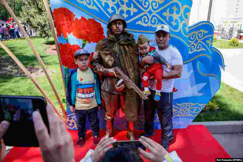 Люди фотографируются с актером в Парке имени 28 гвардейцев-панфиловцев. Алматы, 9 мая 2019 года.