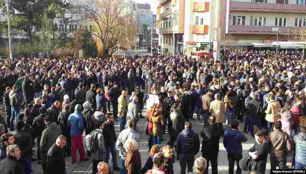 Opozicija protestuje u centru Prištine.