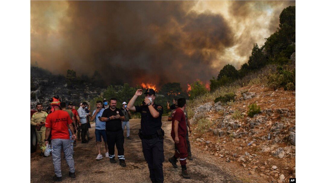 Oamenii din localitatea Sirtkoy, aflați în fugă din calea incendiilor ce au devastat sud-vestul turciei. Ministrul agriculturii și pădurilor din Turcia, Bekir Pakdemirli, a scris duminică, 1 august, pe Twitter că 5 incendii continuă să mistuie zonele turistice din Antalya și Mugla.