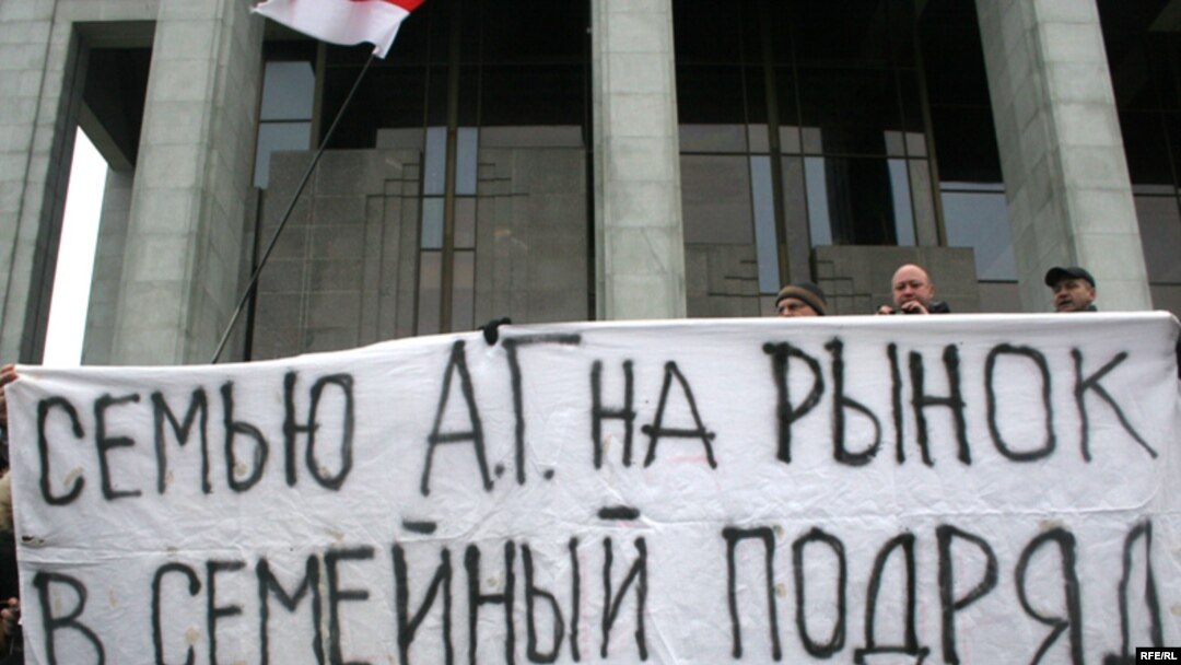 Протестующие советуют главе государства попробовать на себе собственный указ