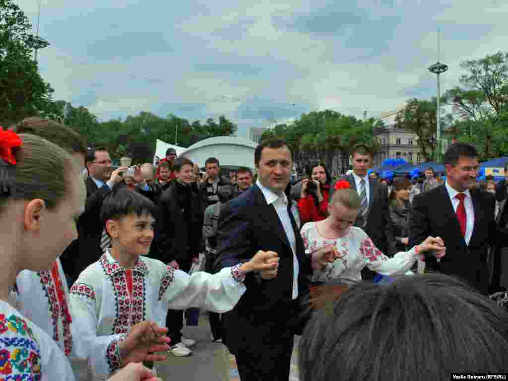 Premierul Filat în horă la Bruxelles și la Chișinău