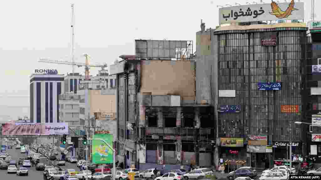 Тегеран. Өрттөлгөн имарат. Ирандагы соңку окуялар 1979-жылдагы ислам революциясынан берки эң ири акция болуп калды.