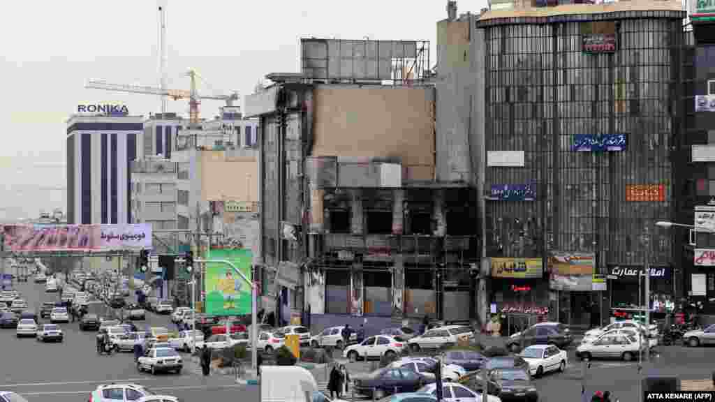 Zgrada u Teheranu koja je zapaljena tokom najvećih protesta viđenih u Iranu od Islamske revolucije 1979. godine.