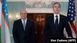 انتونی بلینکن٬ وزیر خارجه امریکا (راست) با عبدالعزیز کاملوف٬ وزیر خارجه ازبیکستان