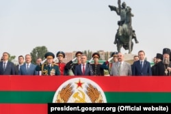 Actualul și fostul lider al administrației separatiste de la Tiraspol, Vadim Krasnoselski și Igor Smirnov, la parada militară, 2 septembrie 2019