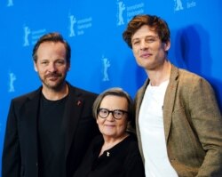 Зліва направо: американський актор Пітер Сарсґаард, польська режисерка Аґнєшка Холланд і британський актор Джеймс Нортон під час кінофестивалю «Берлінале», на якому представили фільм «Mr. Jones» («Ціна правди»), Берлін, 10 лютого 2019 року