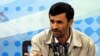 محمود احمدی نژاد می گوید که موضع اسفندیار رحیم مشایی موضع دولت است.(عکس: EPA)