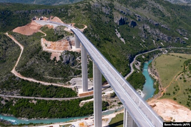 O porțiune din autostrada care va lega orașul Bar de pe coasta adriatică, de Serbia.