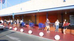 Мадридте азық-түлік дүкені алдында кезекте тұрған адамдар. Испания, 25 мамыр 2020 жыл.