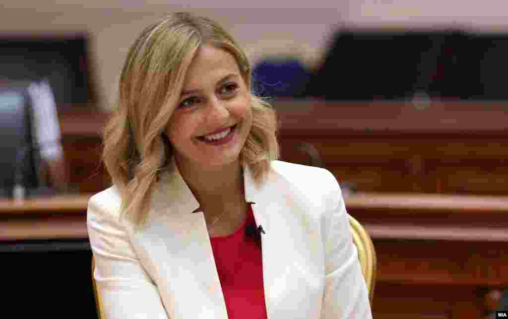 МАКЕДОНИЈА - Новата министерка за финансии Нина Ангеловска ја презеде функцијата. Премиерот Зоран Заев на Фејсбук напиша дека нејзе и на нејзината заменичка им дава целосна поддршка за работа со државната каса.